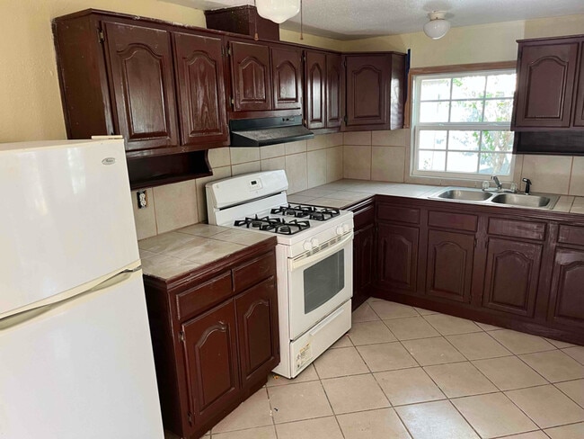 713 Bowen St in Pleasanton, TX - Building Photo - Building Photo