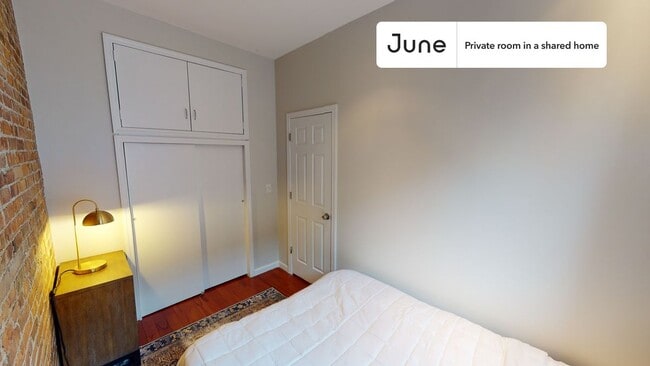 Private bedroom in 2 bed/1 bath Home in New York, NY - Building Photo - Building Photo