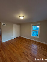 18 Cross St, Unit 3 in Waltham, MA - Foto de edificio - Building Photo