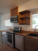 2015 Oregon Ave, Unit A in Klamath Falls, OR - Building Photo