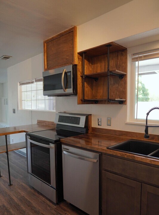 2015 Oregon Ave, Unit A in Klamath Falls, OR - Building Photo