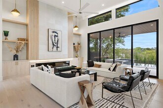 2401 Oakhaven Cir in Austin, TX - Building Photo - Building Photo