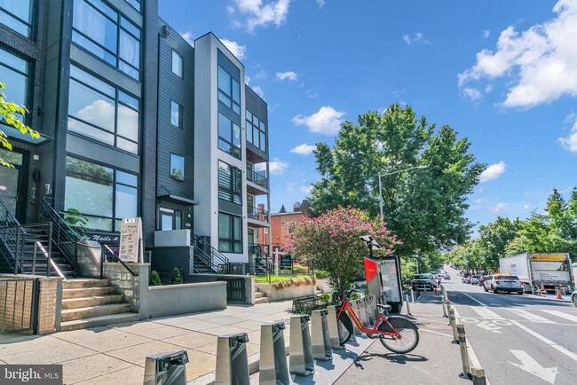 3817 14th St NW in Washington, DC - Foto de edificio - Building Photo