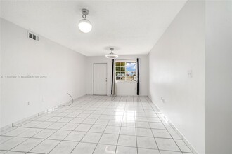 10009 W Okeechobee Rd in Hialeah, FL - Building Photo - Building Photo