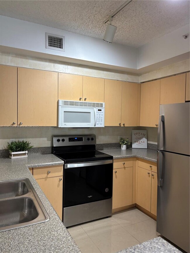 8030 N Nob Hill Rd in Tamarac, FL - Foto de edificio - Building Photo