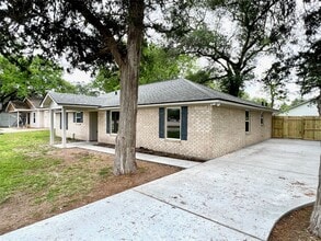 813 Cedar Lawn Dr in Alvin, TX - Building Photo - Building Photo