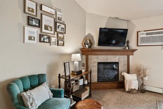 1008 Happy Ln in Sheboygan Falls, WI - Foto de edificio - Building Photo
