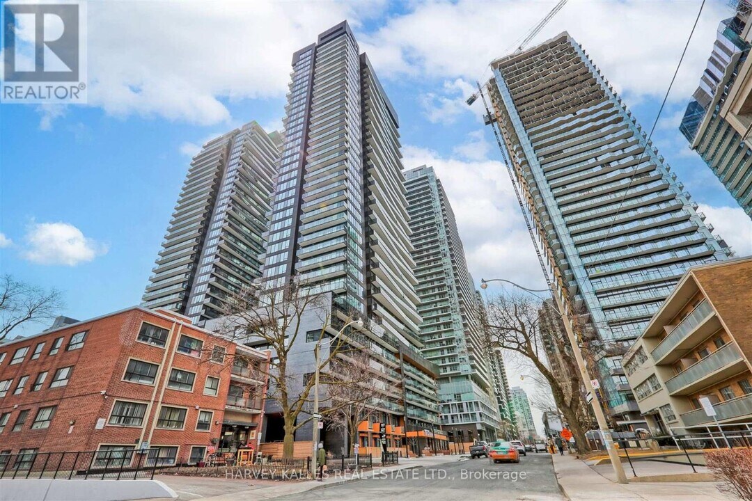 117-3117 Broadway Ave in Toronto, ON - Building Photo