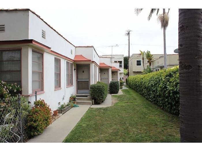2452 Oak St in Santa Monica, CA - Building Photo