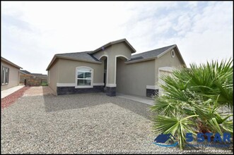 13852 Sky Harbor Ave in El Paso, TX - Foto de edificio - Building Photo