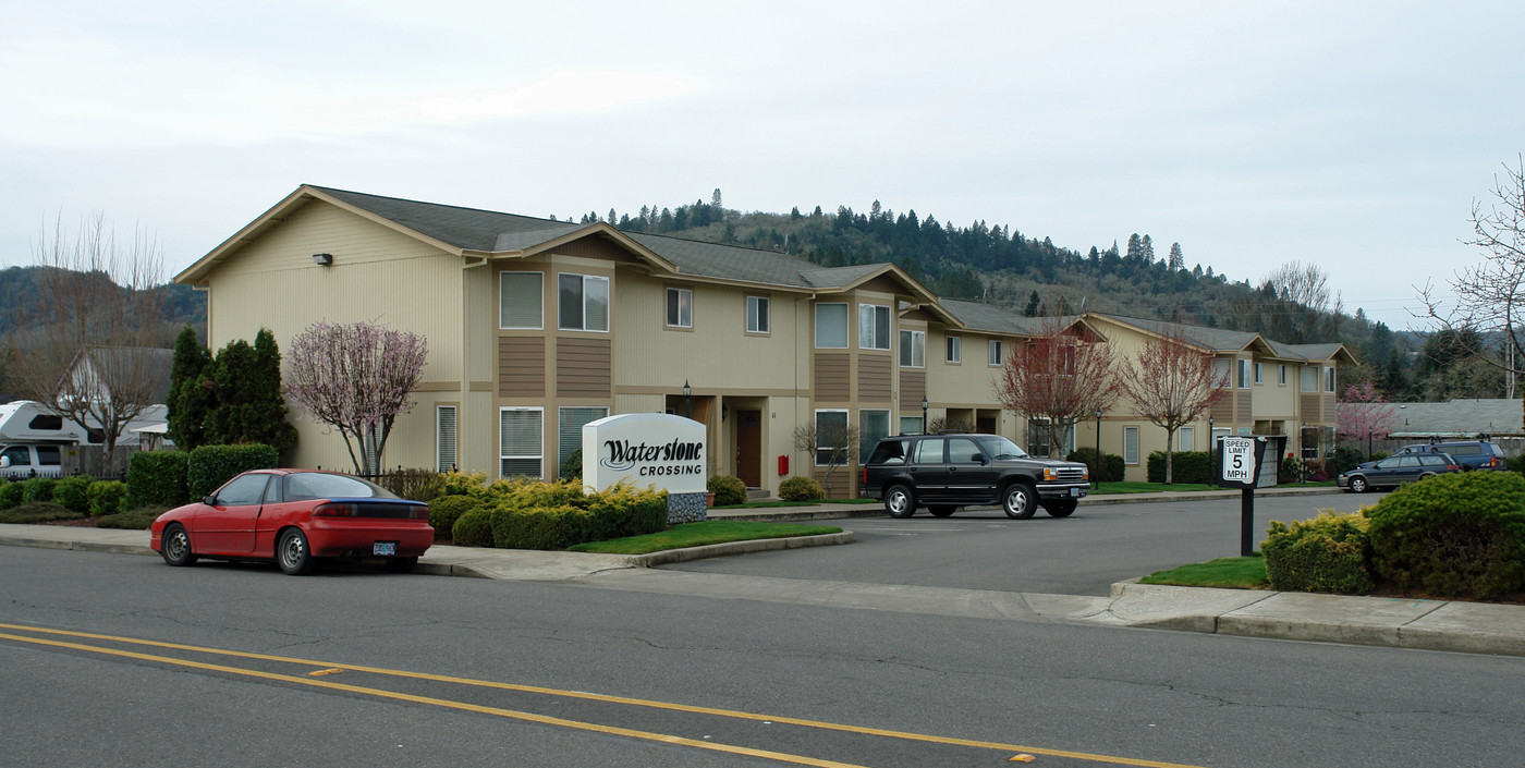 Waterstone Crossing in Roseburg, OR - Foto de edificio