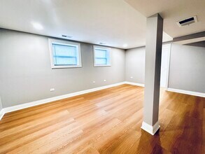 901 W Agatite Ave, Unit 901-G in Chicago, IL - Foto de edificio - Building Photo