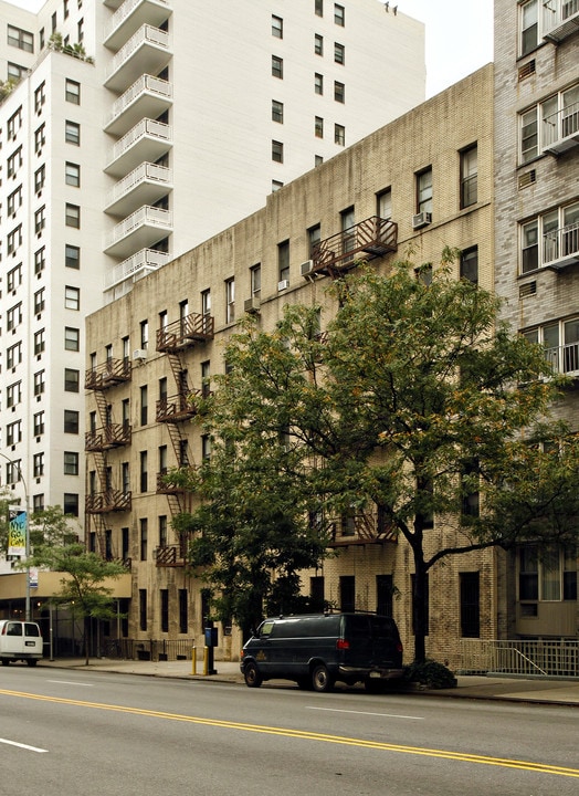 425 W 57th St in New York, NY - Building Photo