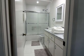 5404 Quakertown Ave, Unit 1 in Woodland Hills, CA - Building Photo - Building Photo