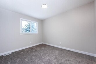 3800 Fonda Way SE in Calgary, AB - Building Photo - Building Photo
