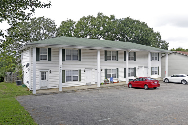 2437 N Brophy Ave in Fayetteville, AR - Foto de edificio - Building Photo