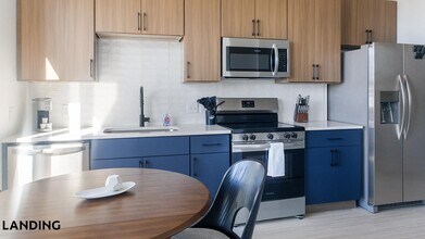 1007 S Mint St, Unit 724 in Charlotte, NC - Building Photo - Building Photo