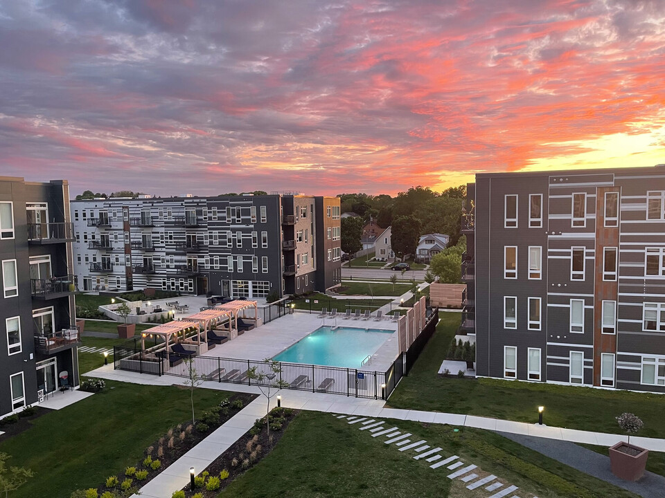 Element 84 in West Allis, WI - Foto de edificio