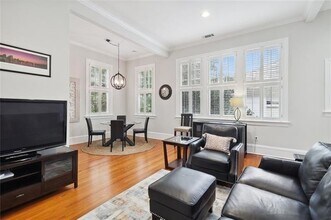 7014 St Charles Ave, Unit J in New Orleans, LA - Foto de edificio - Building Photo