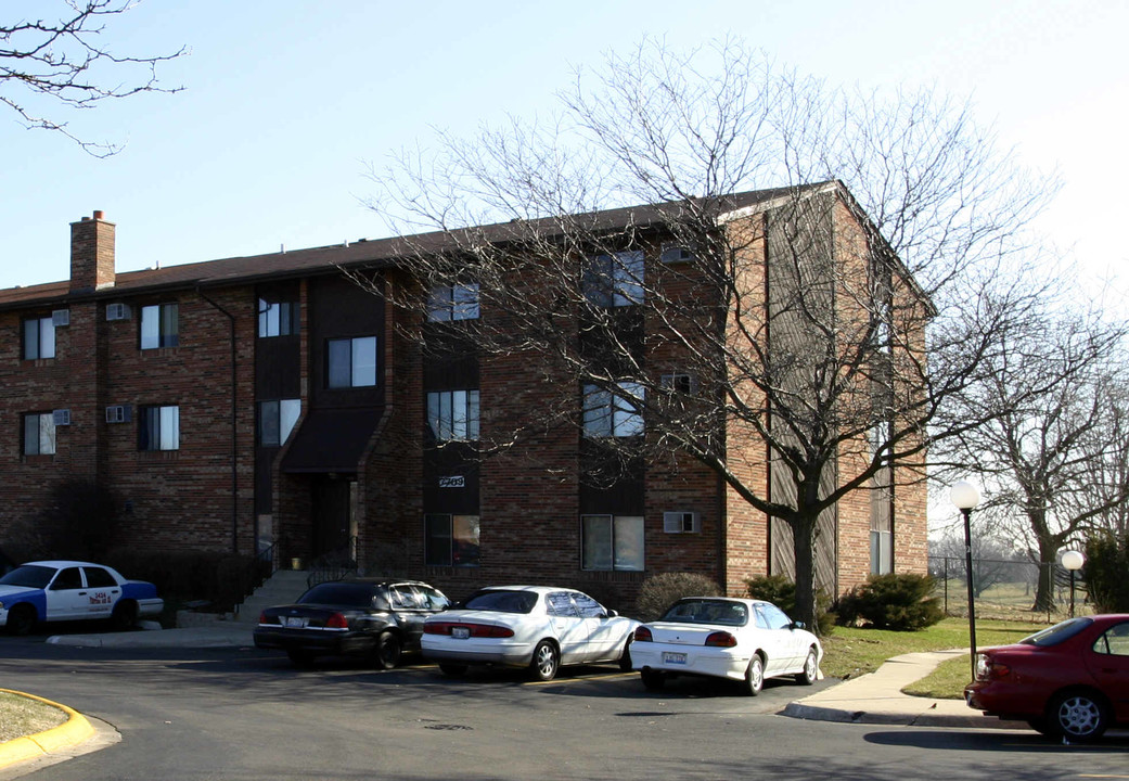 Golf Meadows Estates in Woodridge, IL - Foto de edificio