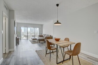 500 Bayview Dr in Sunny Isles Beach, FL - Foto de edificio - Building Photo