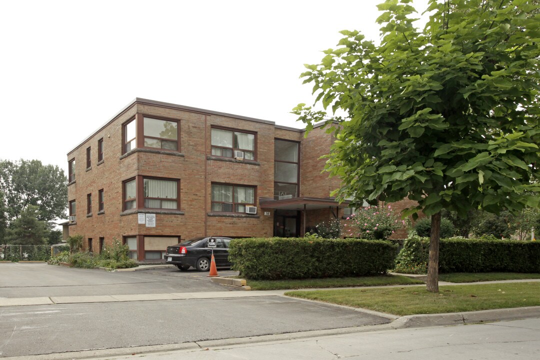 34 Erlesmere Ave in Brampton, ON - Building Photo