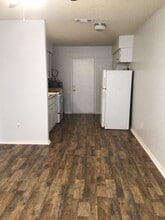 304 E Oakdale St, Unit B in Keene, TX - Foto de edificio - Building Photo