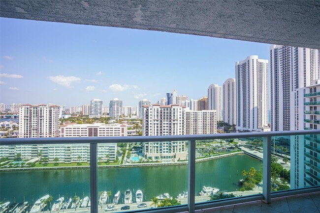 100 Bayview Dr in Sunny Isles Beach, FL - Building Photo - Building Photo