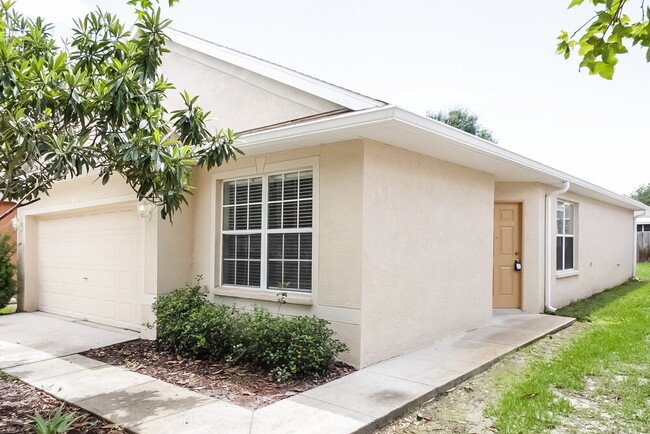 7738 Bristol Park Dr in Apollo Beach, FL - Building Photo - Building Photo