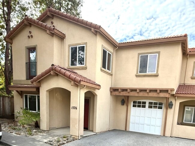 property at 1576 Heritage Ln