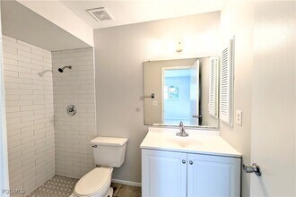427 NE Pine Island Ln in Cape Coral, FL - Foto de edificio - Building Photo