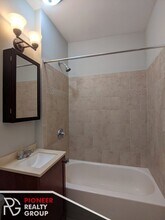 833 W Wolfram St, Unit 3 in Chicago, IL - Building Photo - Building Photo