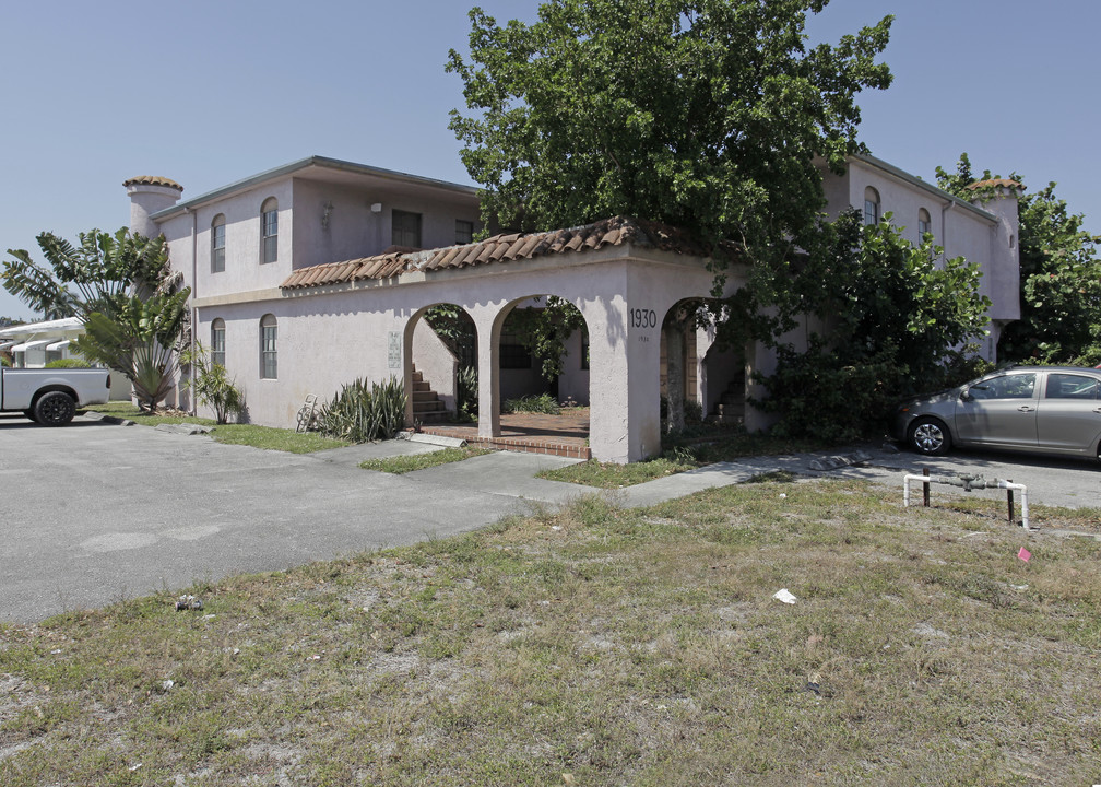 Holy Cross Apartments in Oakland Park, FL - Building Photo