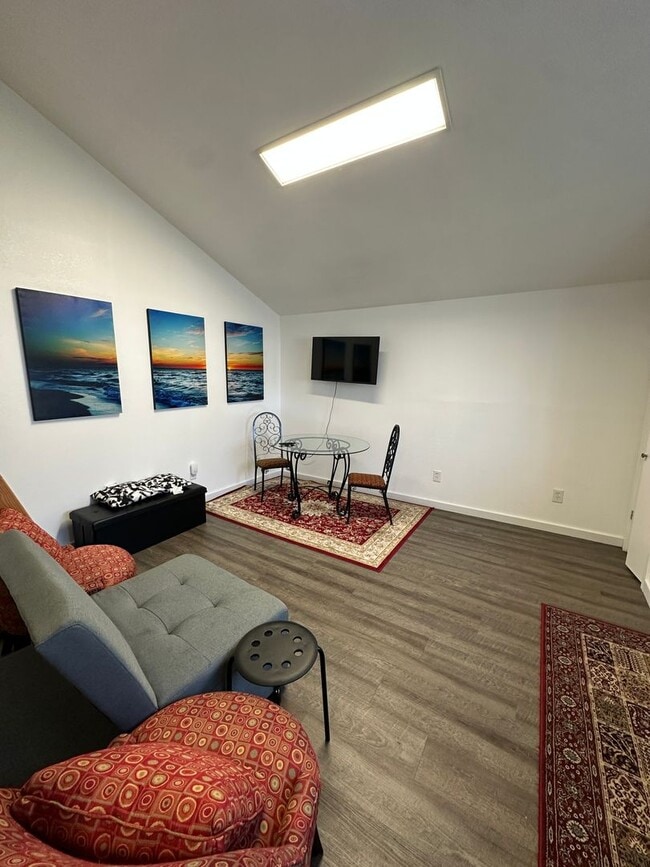 1435 Crestview Dr in Camano Island, WA - Building Photo - Building Photo