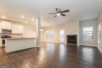 3949 Lake Manor Way in Atlanta, GA - Building Photo - Building Photo