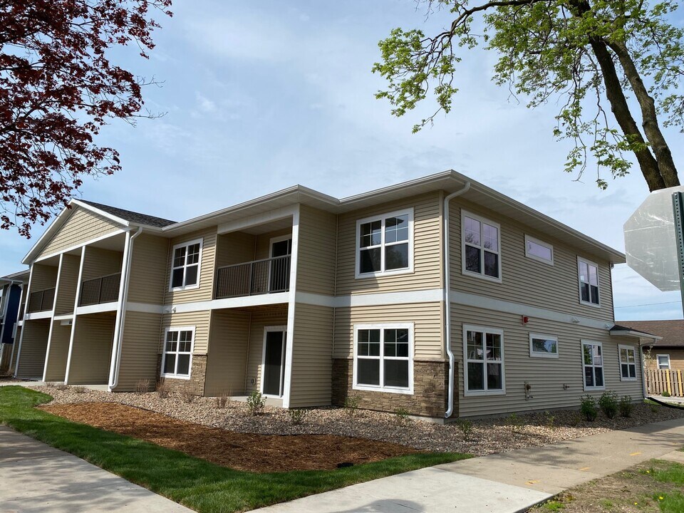 604 5th Ave S, Unit 104 in La crosse, WI - Building Photo
