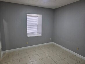 9004 Tudor Dr, Unit K-204 in Tampa, FL - Building Photo - Building Photo