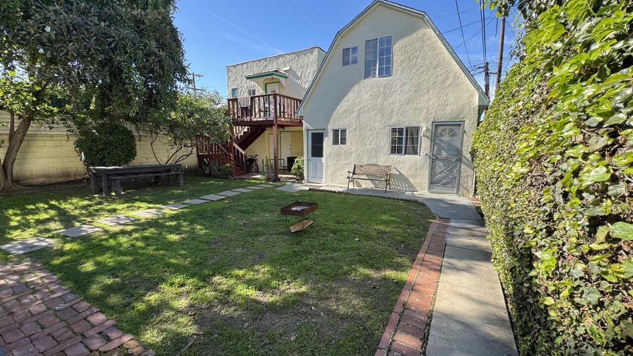 459 N Alfred St, Unit 1/2 in Los Angeles, CA - Foto de edificio