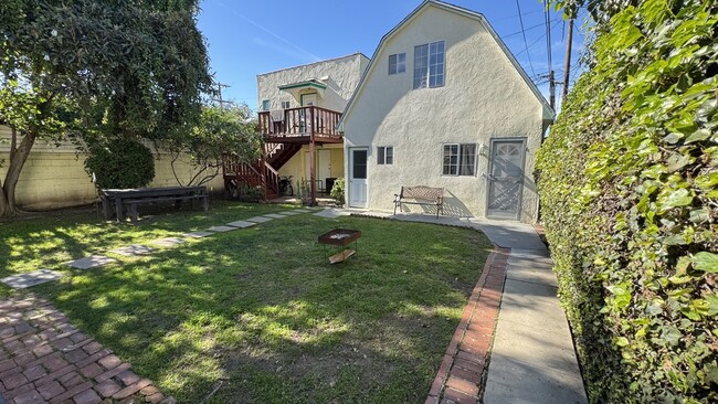 459 N Alfred St, Unit 1/2