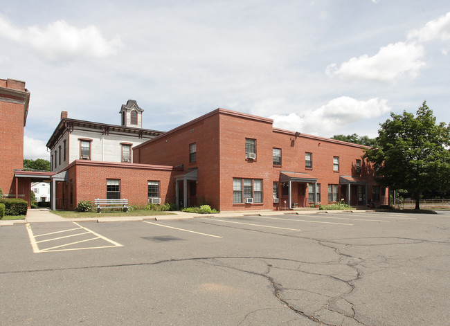 Torrant House Apartments in Plainville, CT - Foto de edificio - Building Photo