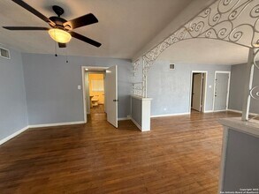 2057 W Summit Ave. in San Antonio, TX - Building Photo - Building Photo