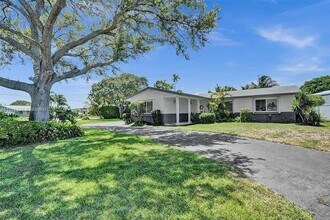 2761 NE 12th St in Pompano Beach, FL - Foto de edificio - Building Photo