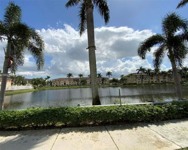 10805 NW 89th Terrace in Doral, FL - Foto de edificio - Building Photo