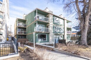 3404 Parkdale Blvd NW in Calgary, AB - Building Photo