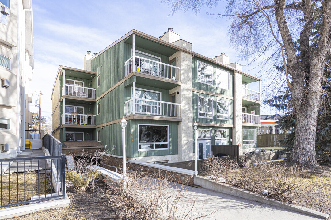 3404 Parkdale Blvd NW in Calgary, AB - Building Photo