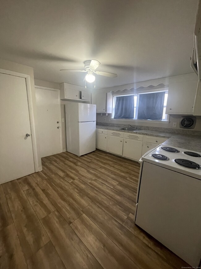 21 Hartford Ave in Newington, CT - Building Photo - Building Photo