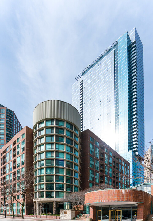 440 N McClurg Ct in Chicago, IL - Building Photo