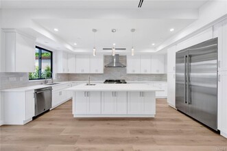 251 S Griffith Park Dr in Burbank, CA - Building Photo - Building Photo
