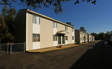 Lyngate Apartments in West Columbia, SC - Building Photo - Building Photo