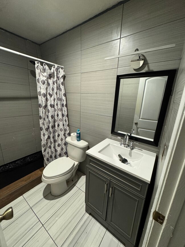 1863 Nekoma Ct, Unit B